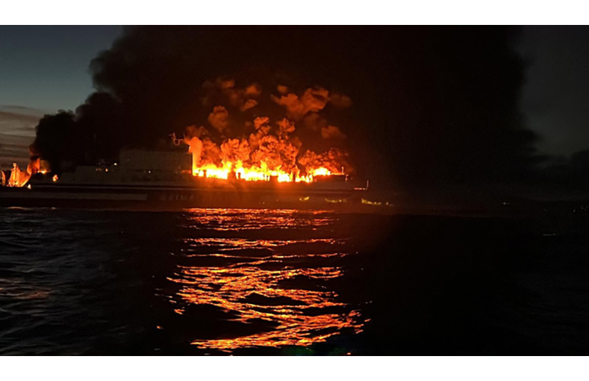 Incendio traghetto Olympia, corsa contro il tempo per trovare i 12 autisti dispersi