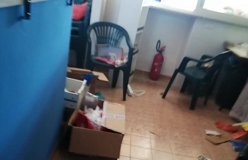 Vandali e ladri al pallone tensostatico di via Roccagorga a Sezze