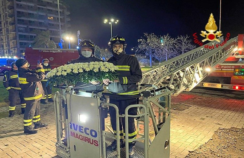 Sant’Agata: l’omaggio floreale dei vigili del fuoco non spegne le polemiche