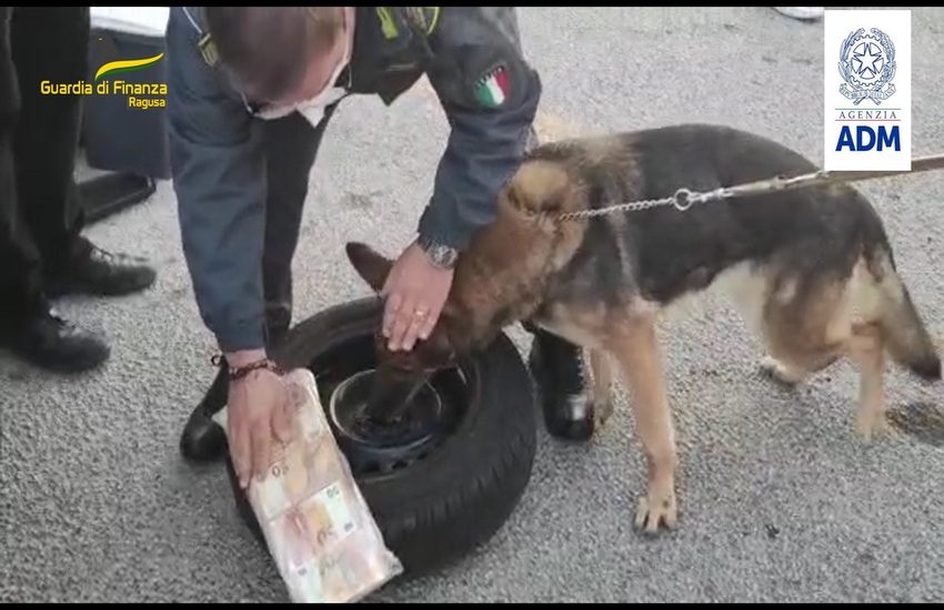 Pozzallo. Denaro nascosto nella ruota di scorta: Guardia di Finanza e Agenzia delle Dogane sequestrano oltre 230mila euro in contanti ad un catanese