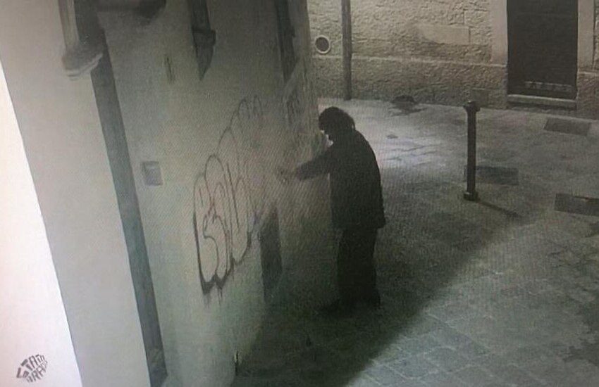 Raid vandalici in città su palazzi e monumenti. Nei guai quattro minori, alcuni agivano la complicità dei genitori