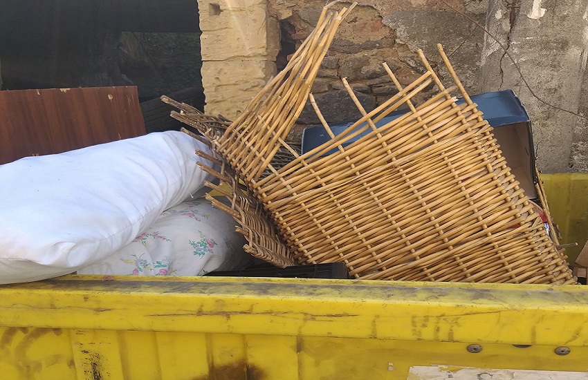 Getta rifiuti speciali nei cassonetti in via Fiorentino: denunciato e sanzionato 34enne
