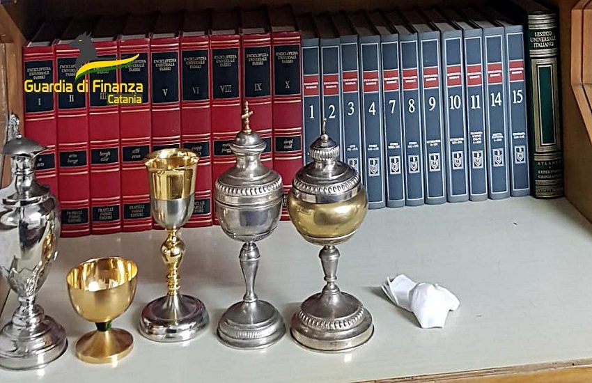 Tenta di rubare oggetti religiosi alla chiesa San Francesco di Paola: Guardia di Finanza Catania denuncia 30enne – VIDEO