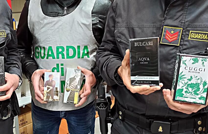 [Video] Misterbianco, sequestrati dai finanzieri 8 mila profumi taroccati. Una denuncia