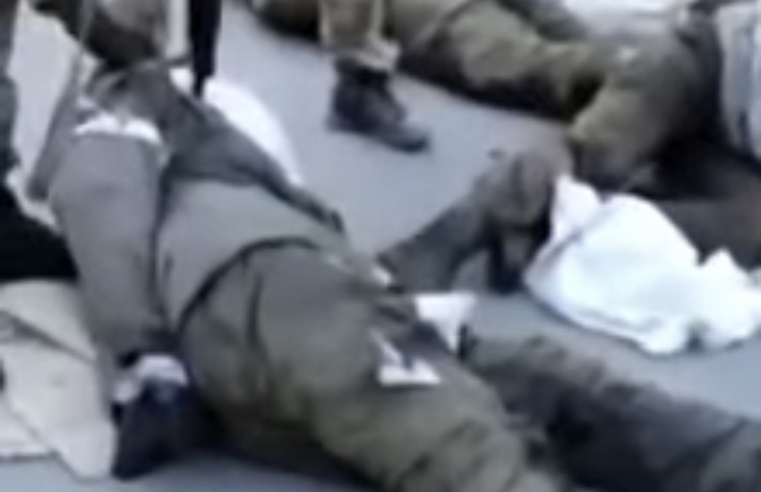 Soldati ucraini, in un video shock, sparano alle gambe di prigionieri russi: Kiev promette indagine immediata – VIDEO