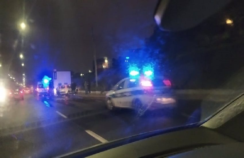 Si schianta su un’auto in sosta, paura stanotte alla circonvallazione. C’è un ferito – GALLERY