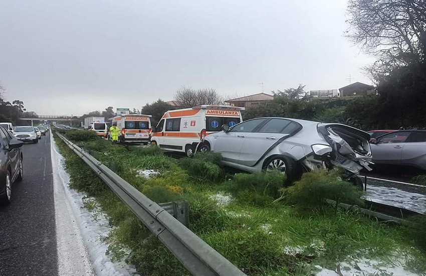 Incidenti autostrada Messina-Catania: 14 auto coinvolte, due persone in codice rosso al Cannizzaro – GALLERY