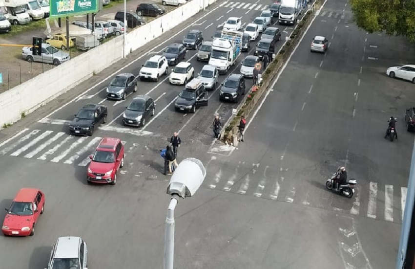 Rissa tra lavavetri e passanti in via Vincenzo Giuffrida: tanta paura e traffico rallentato