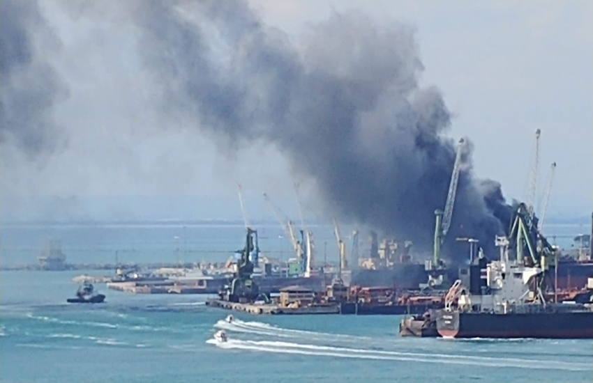 Taranto, fiamme e fumo dal porto mercantile (FOTO e VIDEO)