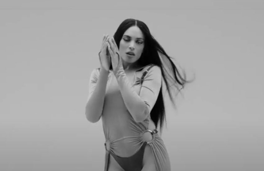 Video sexy di Elodie “in versione pantera”. Bufera su Dagospia