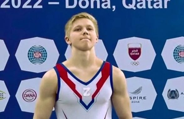 Ivan Kuliak sul podio con la Z legata all’invasione