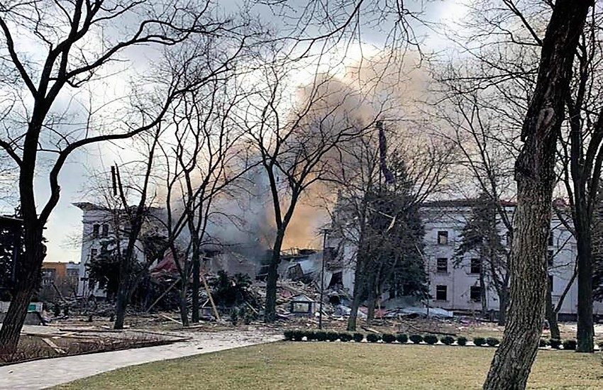 Mariupol: “500 civili nel teatro colpito”. Nella notte attaccata Merefa