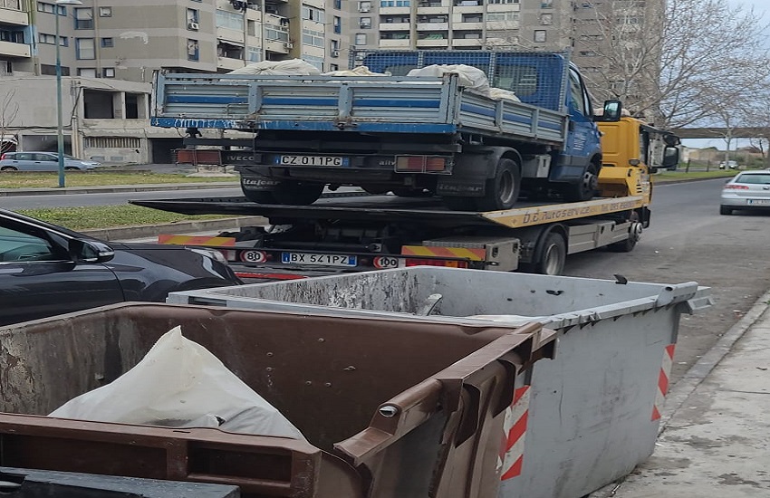 Sversa rifiuti solidi provenienti da demolizione edile in cassonetto al viale Moncada: denunciato conducente autocarro – GALLERY