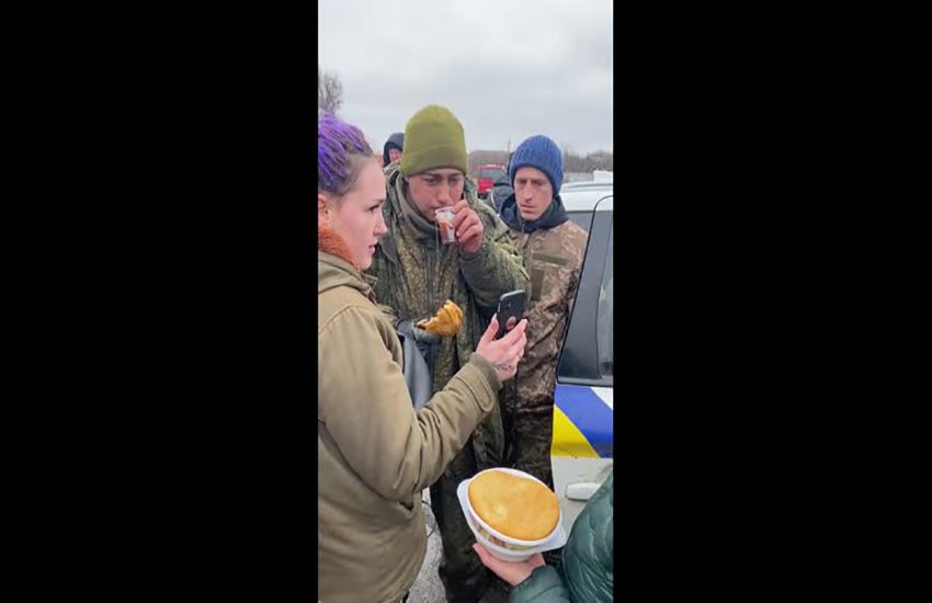 Ucraina, soldato russo viene catturato e chiama la mamma in lacrime (VIDEO)