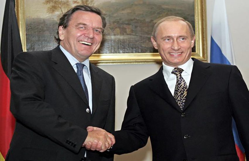 L’Ucraina invia Schroeder da Putin per mediare