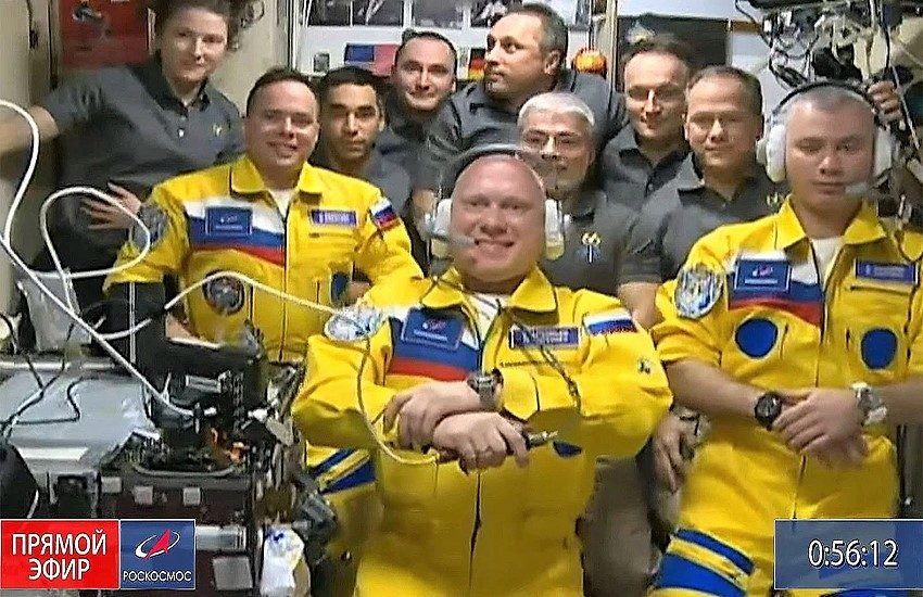 Nello Spazio coi colori dell’Ucraina: il gesto di tre astronauti russi (VIDEO)