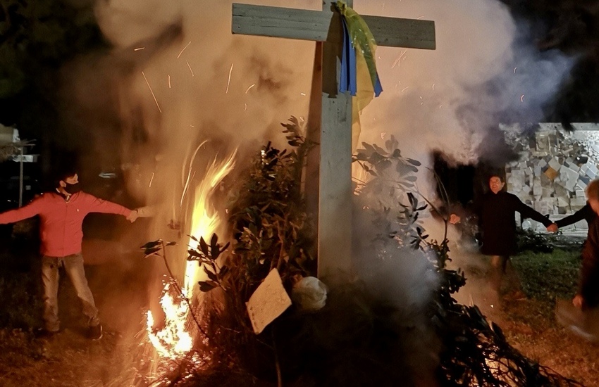 Taranto: Girotondo attorno al tradizionale falò di San Giuseppe per la pace in Ucraina