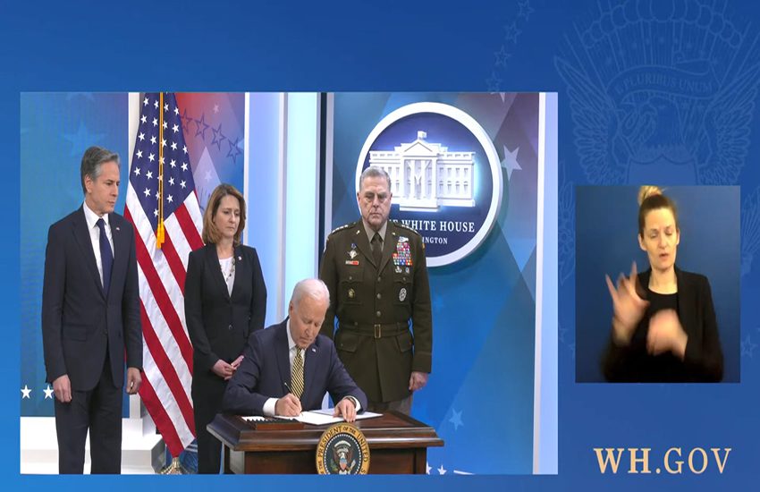 Biden firma l’invio di altri aiuti militari all’Ucraina: “Putin dovrà pagare un alto prezzo” (VIDEO)
