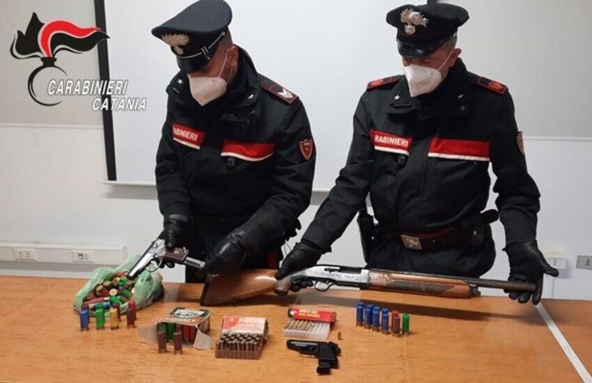 Mineo, aveva un vero e proprio arsenale in casa. Arrestato 43enne e sequestrate decine di armi