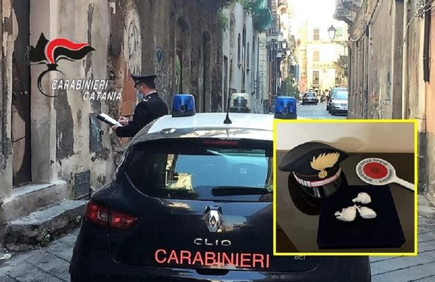 Si mostra agitata davanti ai Carabinieri e consegna un involucro con 10 grammi di cocaina: arrestata 72enne a San Cristoforo