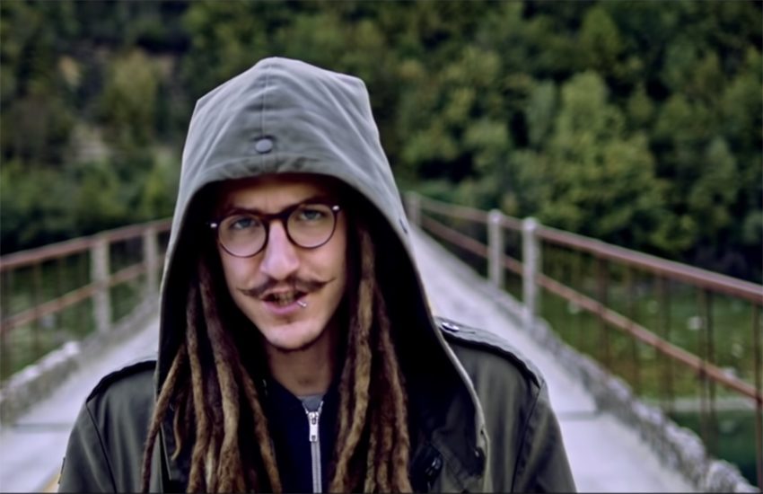 Parla la mamma di Cranio Randagio, rapper morto per un mix di sostanze stupefacenti: “Gli amici lo filmavano mentre moriva”