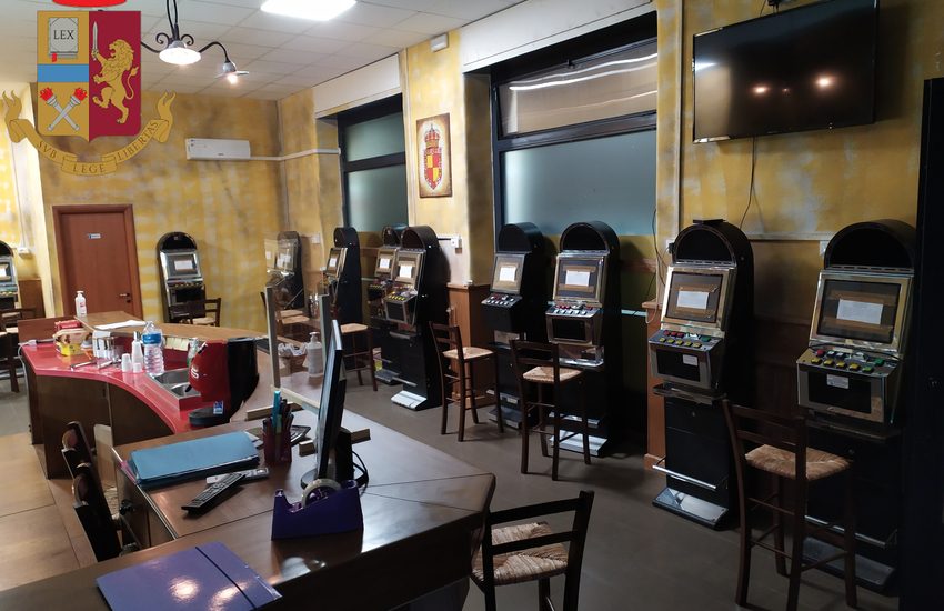 Sanzionato il titolare di una sala giochi in via Gorizia. sequestrate 14 slot-machine illegali