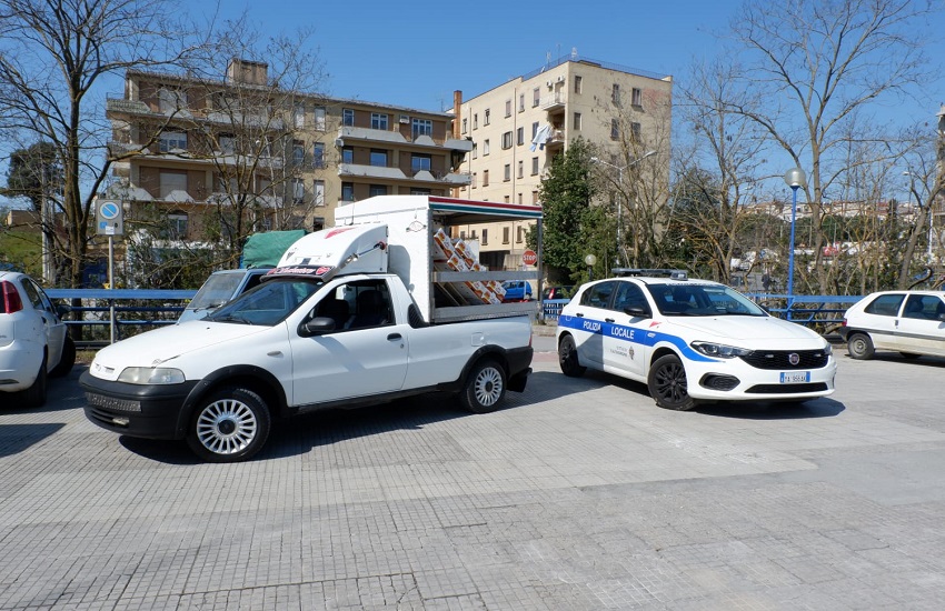 Caltagirone, operazione congiunta Guardia di Finanza-Polizia Municipale: tre ambulanti sanzionati, ortaggi sequestrati