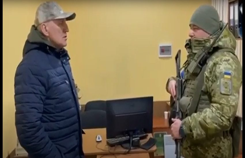 Ucraina, l’ambasciatore bielorusso trattato come Giuda: il video