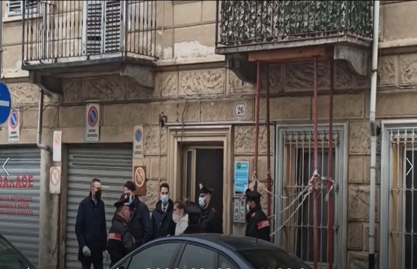 Torino: uomo trovato morto sul pianerottolo di casa. Il video