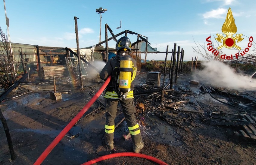 Poliziotti eroi si gettano nelle fiamme per salvare tre senza tetto a Latina
