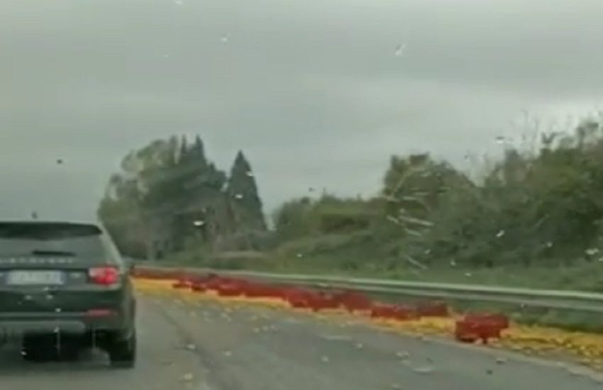 Autostrada Messina-Catania, camion perde limoni per strada: tecnici Cas e ditta privata ancora sul posto