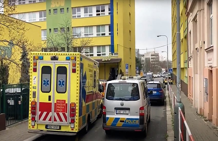 Bocciato all’esame, studente va a scuola e uccide il prof a colpi di machete (VIDEO)