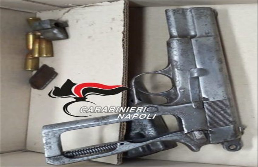 Controlli senza sosta a Frattaminore: ritrovata una pistola con matricola abrasa pronta a sparare