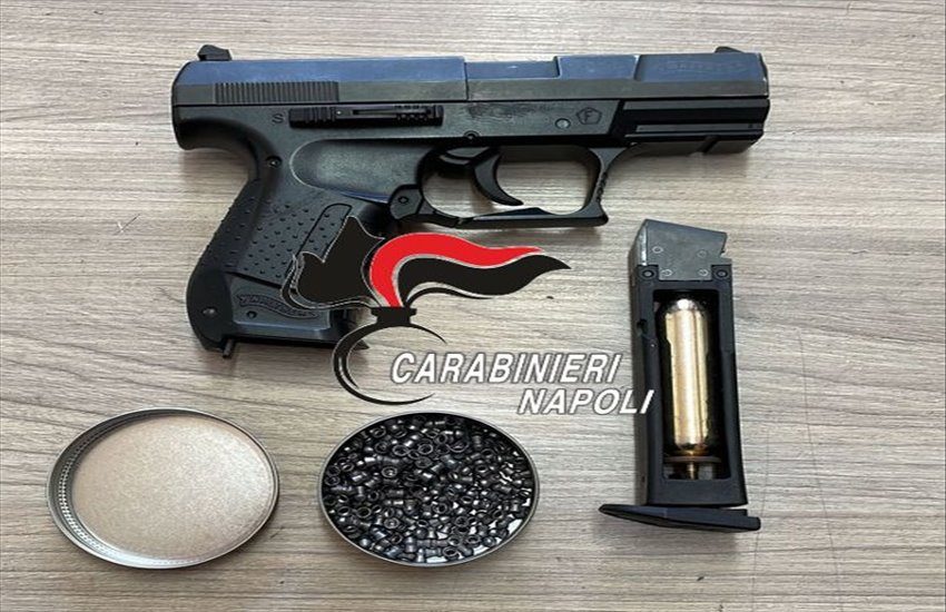 Forio d’Ischia, ad appena 14 anni a spasso per la città con una pistola a piombini