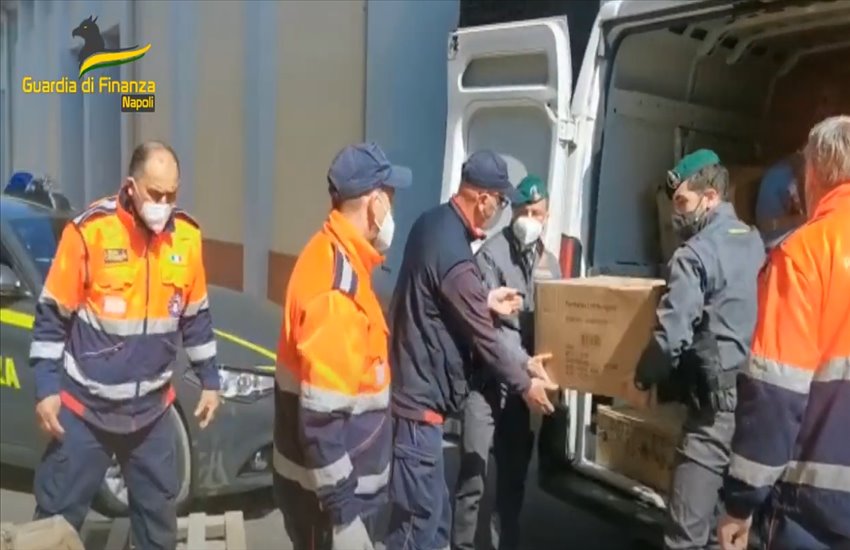 La Guardia di Finanza dona 6.000 capi “pezzotti” ai profughi ucraini (VIDEO)