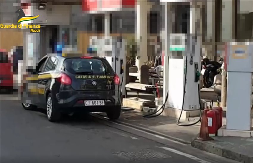 Prezzi dei carburanti alle stelle a Napoli: controlli della Guardia di Finanza, riscontrate già 30 irregolarità (VIDEO)