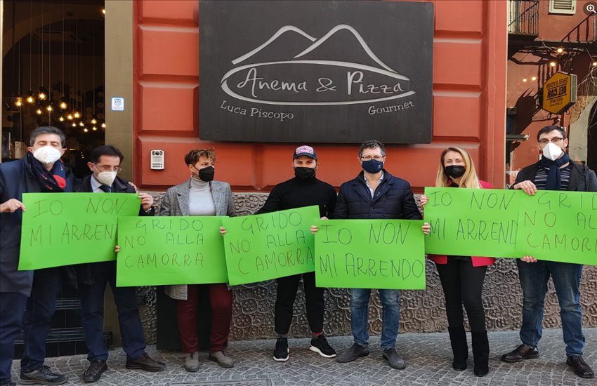 Pizza anticamorra: il tour della solidarietà di Europa Verde nelle pizzerie di Frattamaggiore colpite da proiettili