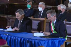 Draghi e Manfredi firmano il “Patto per Napoli” al Maschio Angioino