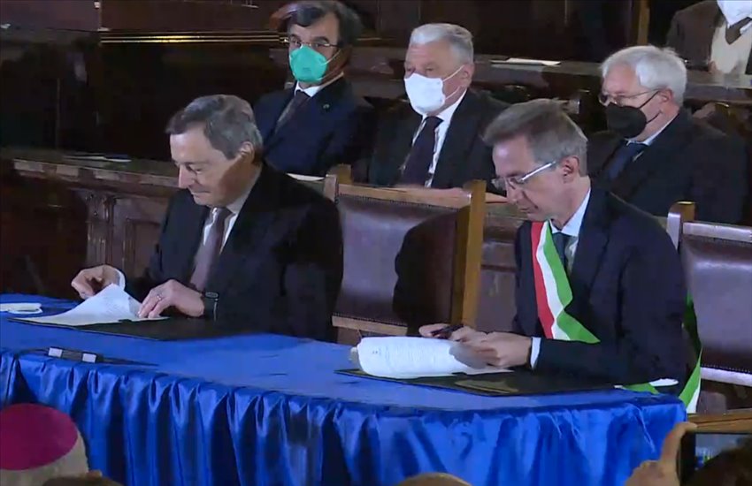 Draghi e Manfredi firmano il “Patto per Napoli” al Maschio Angioino
