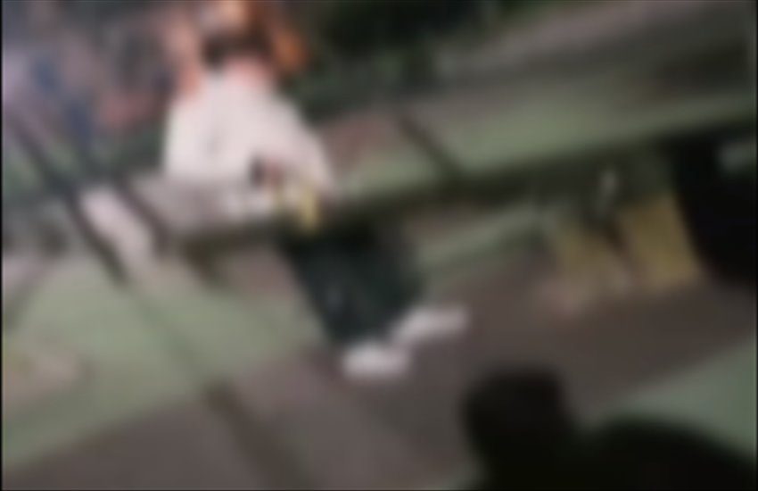 Vandali in azione a Sant’Antimo, danneggiarono una giostrina e postarono il video sui social. Tutti individuati