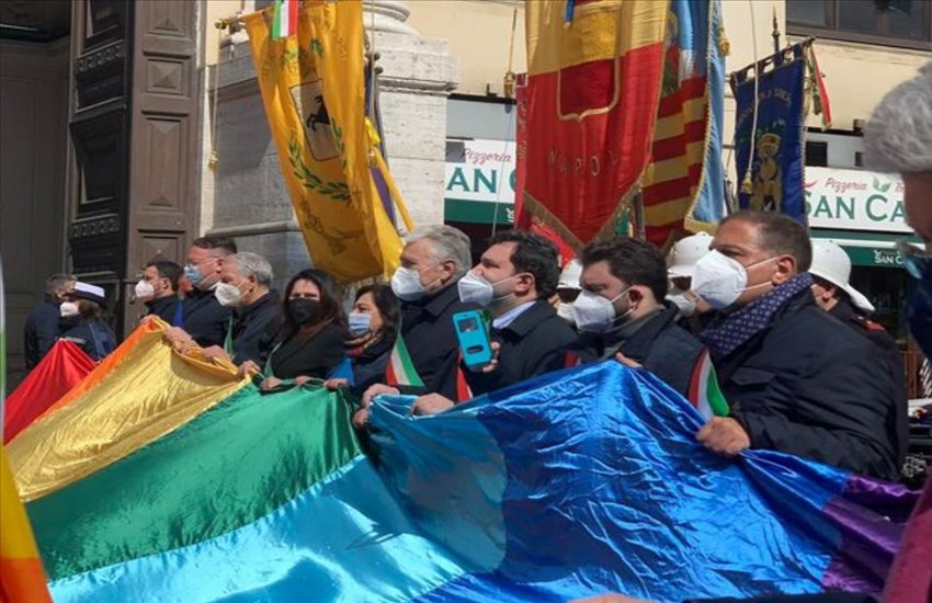 Giornata contro la camorra: migliaia di persone scendono in strada a Napoli per dire no alla criminalità