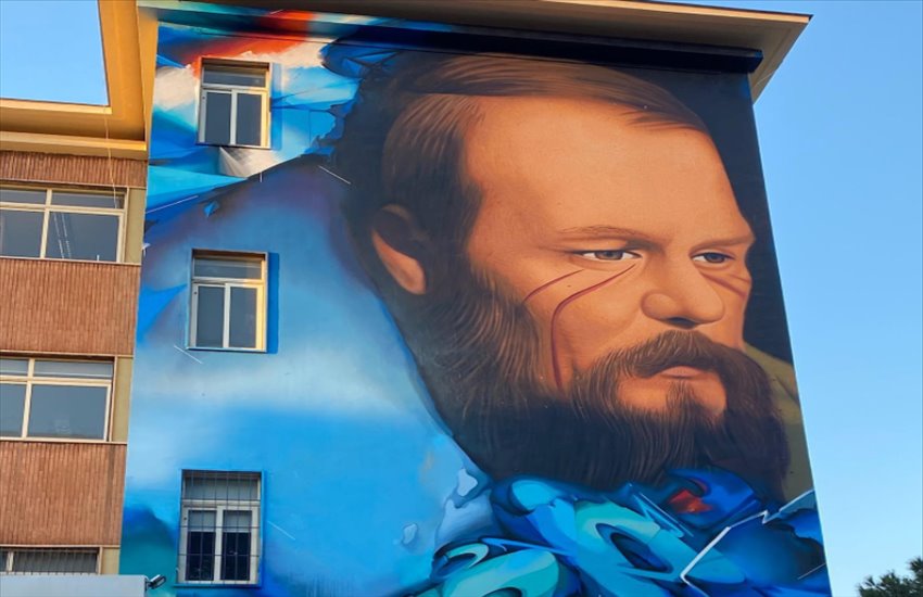 Putin elogia il murale di Dostoevskij: “Dà speranza”. Il commento di Jorit: “Fa più l’arte che il governo…”