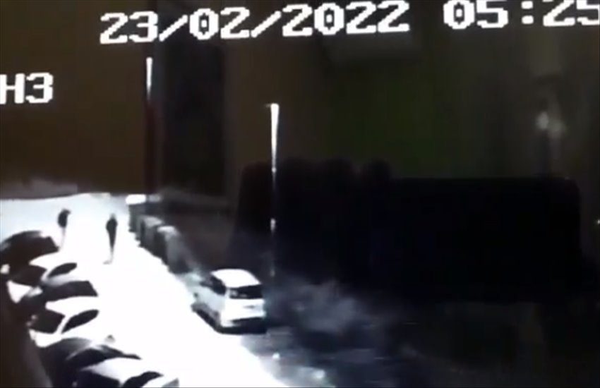 Casalnuovo, gli rubano l’auto sotto casa in pochi minuti. Lo sfogo del proprietario: “3 anni di sacrificio gettati al vento” (VIDEO)