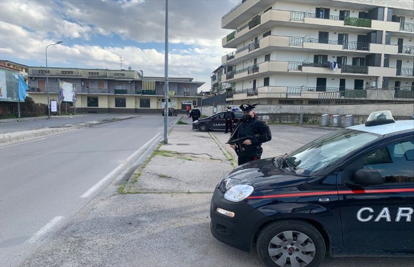 Guida senza patente e senza assicurazione, poi insulta i carabinieri: denunciato 58enne pontino