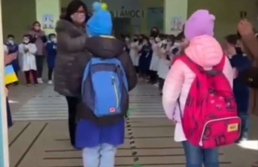 Fratellini in fuga dall’Ucraina accolti con applausi ad una scuola di Pomigliano: la storia fa il giro del mondo (VIDEO)