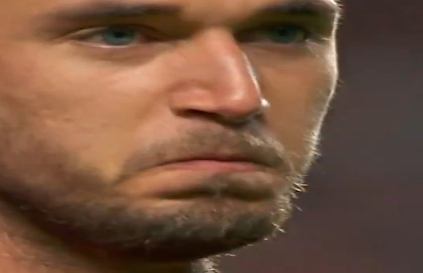 Calcio, entra in campo il giocatore ucraino e scoppia a piangere: il video