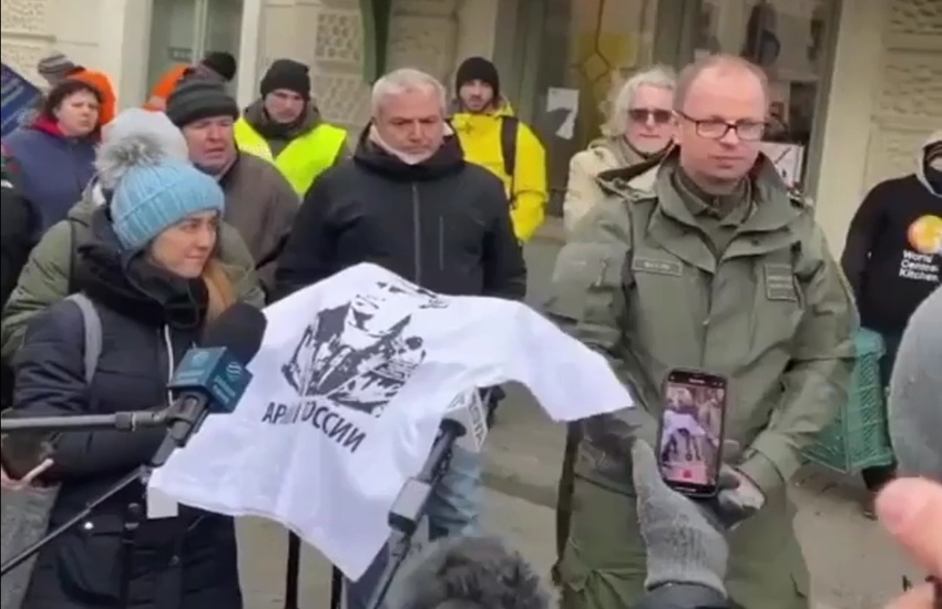 Polonia, il sindaco di  Przemyśl non riceve Salvini e mostra una maglia con il volto di Putin