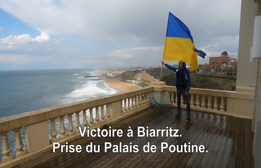 La “Casa del Popolo” nella villa della figlia di Putin: “Gloria all’Ucraina” (VIDEO)