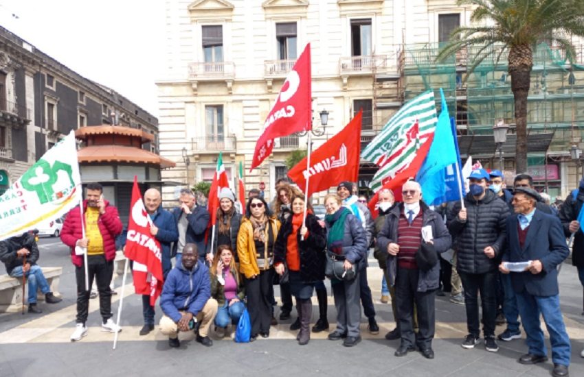 Emergenza abitativa, presidio questa mattina a piazza Stesicoro: censimento beni immobili tra le richieste