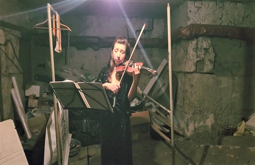 Kharkiv, cadono le bombe ma lei continua a suonare il violino Video